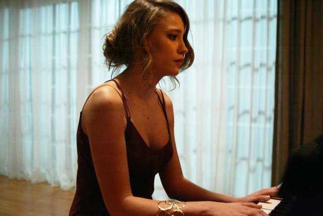 Bazı üyeler, güzel oyuncuya olumsuz yorum yapan diğer üyelere mesaj atıp "Serenay Sarıkaya'nın bu yorumlardan rahatsız olduğunu" belirterek yorumlarını silmesini istedi.