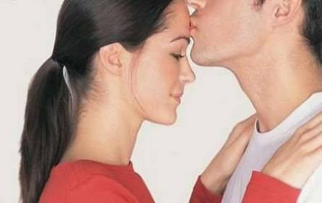 Erkeklerin kadınlarla ilgili en şikayet ettikleri şey: Kadınların onları değiştirmeye çalışması. Kadınların erkeklerle ilgili en şikayet ettikleri şey: Erkeklerin onları dinlememesi.