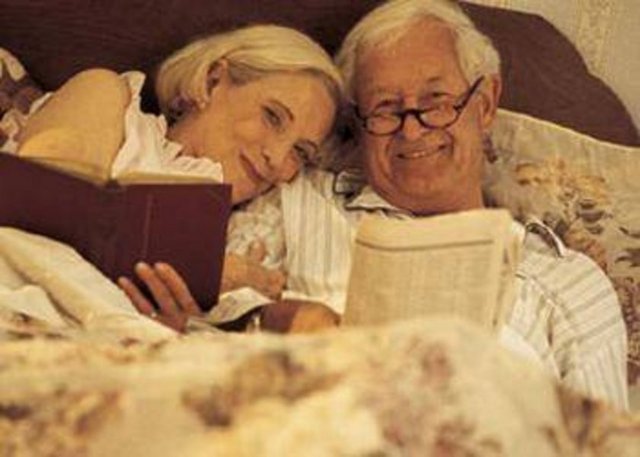 Yaşlanmak: Erkekler kadınlardan daha hızlı yaşlanırlar. 55 yaşındaki bir kadın bedensel gücünün yüzde 90'ına sahiptir. Oysa aynı yaştaki bir erkek gücünün sadece yüzde 70'ine sahiptir. 35 yaşındaki bir erkeğin damar sistemi 50 yaşındaki bir kadınınkine eşdeğerdir. Buna karşılık kadında sadece cilt daha ince olduğundan çabuk yaşlanıp kırışır. Kadınlar yaşlanma olayını psikolojik olarak erkeklerden çok daha kolay kabullenirler.