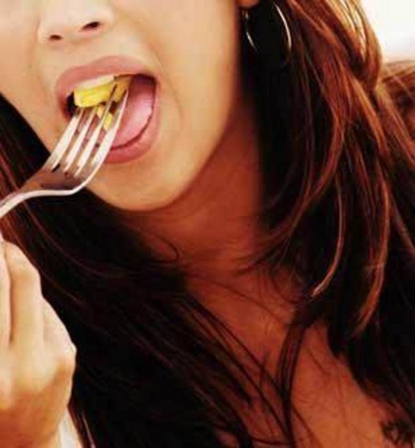 Yemek: Aynı kilodaki kişilerden, erkekler kadınlardan daha çok yemek ihtiyacı duyarlar; çünkü metabolizmaları daha hızlıdır.