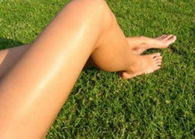 Bacaklar: Erkeklerin bacakları daha uzun ve kaslıdır. Bu yüzden kadınlardan daha hızlı koşar, daha uzağa zıplarlar.