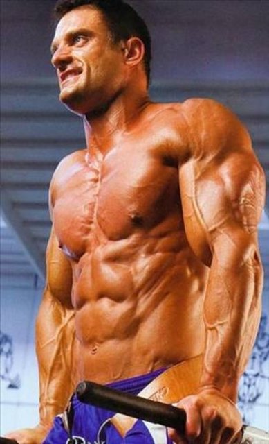 Kaslar: Erkekler kadınlardan yüzde 50 oranında fazla kas gücüne sahiptir. Buluğ çağında erkeklerde kas hücrelerinin sayısı 20 misli, kadınlarda 10 misli artar. Erkekler kadınlardan üçte bir oranında daha güçlüdürler.