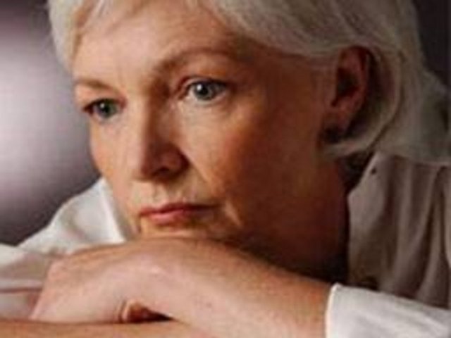 Yaş dönümü: Kadınlar menopoz döneminde ateş basması, uykusuzluk, şişmanlama, gece terlemeleri ve vajina kuruluğu gibi belirtiler yaşarlar. Erkekler andropoz denen yaş döneminde hemen hemen hiçbir bedensel belirti yaşamazlar.