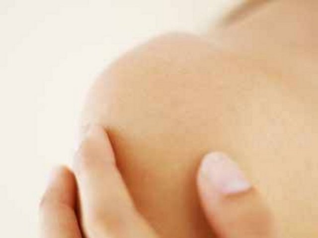 İskelet: Erkeklerin omuzları daha geniş, kolları ve bacakları daha uzun, kemikleri daha ağır, eklemleri de daha büyüktür. Buna karşılık kadınların kalça kemikleri daha geniş, eklemleri daha esnektir.