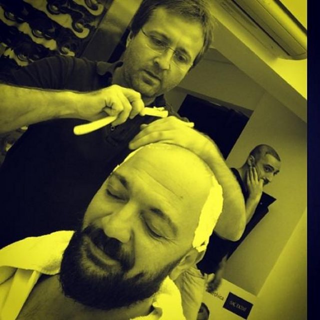 CEYHUN YILMAZ - Ben mutluyum, Rasim işini yapıyor. Arkadaki niye tedirgin