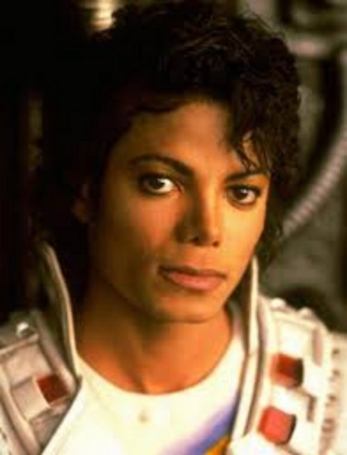 Ölmeden önceki son aylarda Michael Jackson'un adeta çıldırdığını iddia eden Murray, "Öyle ki evdeki hizmetçilerin kirli iç çamaşırlarını satacaklarını düşündüğü için iç çamaşırlarını bile değiştirmezdi" dedi.