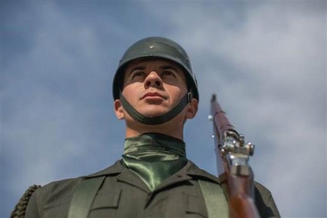 Mehmetçik, Atatürk'e olan saygı, sevgi, minnet duygularından ve göreve olan inançlarından dolayı rahatlıkla hareket etmeden durabildiklerini ifade ediyor. Askerler, aldıkları eğitimler sayesinde zorlanmadan nöbet tuttuklarını belirtiyor.