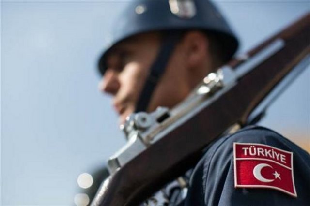 Kıyafetleri bölükteki subaylarca kontrol edilen askerlerle tek tek ilgileniliyor. Herhangi bir rahatsızlığı olan asker, komutanlarınca hemen tören ekibinden çıkartılıyor, yerine yeni bir Mehmetçik görevlendiriliyor.