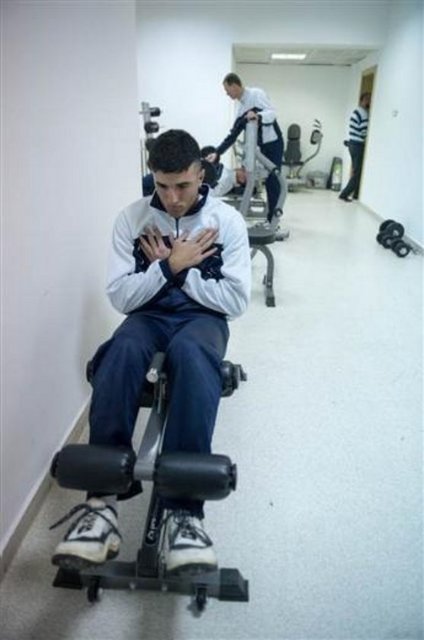 "TOPUKLARINDAN İĞNE YAPILIYOR" İDDİASI - Ayrıca askerlerin nöbet süresince hareket etmeden durabilmelerinden dolayı halk arasında bazı rivayetler de dolaşıyor. Bunların başında "nöbetçilere topuklarından iğne yapıldığı" iddiası yer alıyor. Saygı nöbetçileri ise bu iddiaların hatırlatılması üzerine sadece gülüyor.