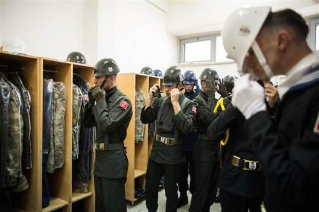 Anıtkabir'de iki saatlik nöbetleri süresince hareket etmeyen, nöbet değişimleri ilgiyle izlenen saygı nöbetçileri özel olarak seçiliyor. En kısa boylusu 1,80 metre olan askerler, "hareketsiz durabilmeleri için topuklarından iğne yapıldığı" söylentilerine ise sadece gülüyor.