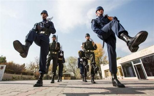 Tüm kuvvetlerden ve Jandarma Genel Komutanlığından askerlerin görev aldığı Muhafız ve Merasim Bölüğü'nde, saygı nöbetçileri özel olarak seçiliyor. Askerlerin boylarının en az 1,80 metre olması, vücutlarının görünen yerlerinde dövme veya yara izinin olmamasına dikkat ediliyor.
