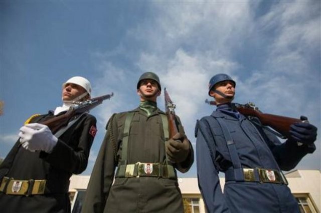 Belirlenen birliklere giden Muhafız ve Merasim Bölük Komutanlığı yetkililerince seçilen askerler, zorlu eğitimlerden geçiyor. Önce sağlık muayeneleri yapılan askerlere aralarında dayanıklılık ve yürüyüşün de bulunduğu çok sayıda eğitim veriliyor.