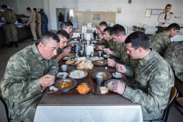SUBAYLARDAN KONTROL - Saygı nöbetçilerinden oluşan tören askerleri, Anıtkabir ve Devlet Mezarlığında düzenlenen törenlerde görev alıyor. Anıtkabir'deki törenlerden önce askerler tören kıyafetlerini giyiyor. Gıda takviyesi alan Mehmetçik, daha sonra bölük binasının önünde toplanıyor.