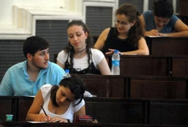 Nefes Alma Tekniklerini Canlandırma Yöntemi ile Birleştirme  -  - Güneşli bir günde kumsalda yattığınızı, hayal edin. Sıcak güneş sırtınızda ve sıcak kumlar altınızda. Nefesinizi diyaframınızda yoğunlaştırın ve her nefes alışınızda "SICAK", her nefes verişinizde de "RAHATLA" sözlerini tekrarlayın ve kaslarınızı gevşetin. Kum ve güneş yerine sizi rahatlatacak başka simgeler de koyabilirsiniz.