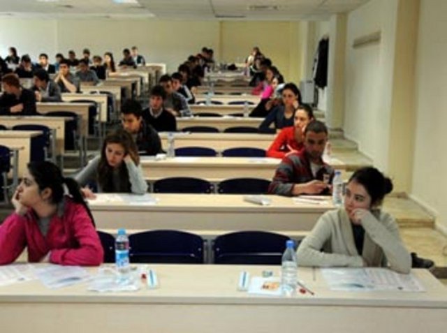 Zaten birçok değişimin bir arada yaşandığı ergenlik dönemi kendi içinde yeterince stres barındırır. Çevresindeki yetişkinler de yaptıkları yorumlar ve davranışları ile öğrencide bu sınava yönelik kaygının pekişmesine neden olurlar.