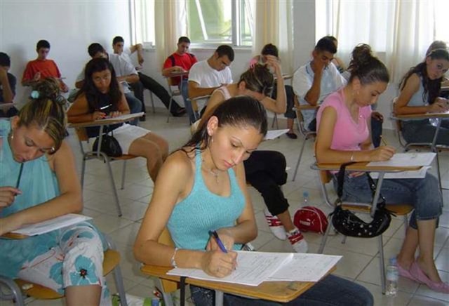 Kaygıdan hep olumsuz bir unsur gibi bahsedilmekle birlikte belirli bir miktar kaygı başarı için gereklidir. Kaygı aslında bizi tehlikelerde koruyan ve hayatta kalmamızı sağlayan bir unsurdur. Bir miktar kaygı öğrencinin daha iyisini başarmak için çalışmasını, eksiklerinin üzerine gitmesini sağlar. Ancak sürekli ve yoğun bir kaygı başarıya ket vurur. Bunun da nedenlerini araştırmak gerekir.