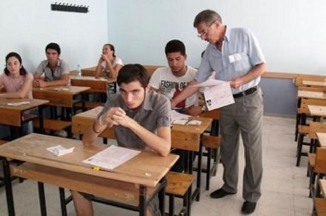 Sınavla İlgili Düşünceleri Değiştirmek  -  - Önemli Düşünce, duygu ve davranışlar bir bütün hâlindedir. Her biri bir diğerini etkiler. Yani düşüncenizi değiştirdiğinizde duygunuz değişir, duygunuz değiştiğinde davranışınız değişir. Sınavın zor olduğunu düşünürseniz, bu duygusal açıdan kaygınızın artmasına neden olur. Sınav duygusal açıdan bir kaygı unsuruna dönüştüğü için de ondan uzak durmak ister ve çalışma isteğiniz azalır. Bu da sonuç olarak başarısızlığı beraberinde getirir. Bu nedenle sınavı sadece bir "süreç" olarak düşünmek ve elinden gelenin en iyisini yapmaya çabalamak gerekir.