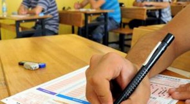 Olumsuz düşünmeye yatkın kişilik yapısı:  -  - Öğrencinin kendisi ile olumlu iç konuşması olması önemlidir. Aşağıda öğrencilerin olumsuz düşüncelerinin yerine kullanabilecekleri bazı olumlu cümleler yer alıyor: Sınava hazırım. Elimden gelenin en iyisini yapacağım. Daha önce de başarmıştım, gene yapabilirim.