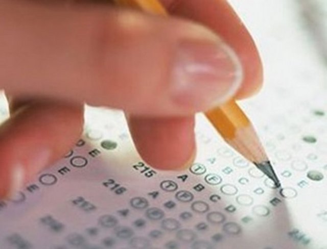 Kaygılı annebabalar: Aileler genellikle "Ya başaramazsa…", "Sınav günü aksilik olursa…", "Ya hedefini tutturamazsa…" gibi olumsuz düşüncelere fazla odaklandıkları zaman kaygıları artar. -  - Kaygı da bulaşıcı bir duygu olduğu için çocuklarına yansıtırlar. Eğer çocuk hayatta en çok güvendiği anne babasının onun performansı ile ilgili endişeleri olduğunu hissederse kendine olan güveni bu durumdan etkilenir. Bu durumda anne babalar kendilerine bu düşüncelerin ne işe yaradığını sormalılar. "Bu olumsuz düşüncelerin bana ve çocuğuma katkısı var mı?" sorulması gereken en önemli sorudur. Kendilerine ve çocuklarına bir katkısı yok ise bu düşüncelere takılı kalmanın da bir anlamı yoktur.