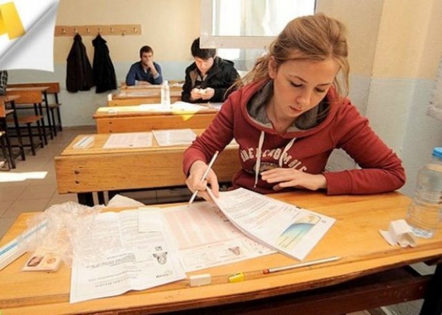 Sık sık eleştiriye maruz kalma: -  - Sık sık eleştirilen çocuk ne yaparsa yapsın hiçbir zaman başarılı olduğunu hissedemediği için uğraşmaktan vazgeçer. Bazı anne babalar çocuklarından yüksek beklentileri olduğu için var olan başarıyı takdir etmeden hep "Senden daha iyisini bekliyorum." mesajı verirler. Gelişimsel açıdan ergenlik döneminde olan ve kendine kimlik arayışındaki ergen kendine yakıştıran olumsuz sıfatları farkında olmadan içselleştirir. "Zaten tembelim…" fikrini benimser. Bu nedenle anne babalar verilebilecek en güzel öneri; çocuğunuza hissettirdikleriniz ve söyledikleriniz nelerse elde edeceğiniz de o olacaktır.