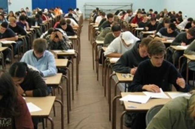 Bunlar Öğrencinin Kaygısının Kaynağı… Peki, çözüm ne? • Aile ve çevrenin hedeflerinin çocuk için ulaşılmaz olması:  -  - Aileler çocuklarının geçmiş performanslarını da değerlendirip, gelecek için akılcı ve gerçekçi hedefler belirlerse çocuk çok yüksek bir beklentinin altında ezilmez ve başarmak için çabalamaya devam eder.