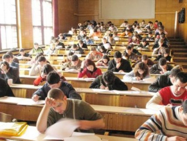 Çoğu zaman da bunu çok iyi niyetlerle yaparlar; çocuklarının çalışmasını, başarmasını istedikleri için yaparlar. Yanlış olan ise bunu yapma şekilleridir.