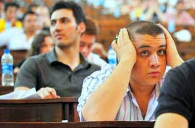 Sık sık başkalarıyla kıyaslanma:  -  - Anne babalar zaman zaman çocuklarını ders çalışmaya ve başarılı olmaya teşvik etmek için onları başka arkadaşlarıyla kıyaslama yoluna gidebilirler. Kıyaslanmanın aslında hiç kimseyi harekete geçirmediği bir gerçektir. Hatta zaman zaman başka çocuklarla kıyaslanmaktan sıkılan çocuğun aynı yöntemi anne babasına uyguladığını görebilirsiniz. "Arkadaşımın anne babası ona sınavlarıyla ilgili hiç karışmıyor, siz her sınav sonrası beni sıkıştırıyorsunuz." Kıyaslamak yerine çocuğu kendi potansiyeli doğrultusunda değerlendirmek ve ona inandığını hissettirmek çok daha sağlıklı sonuçlar doğurmaktadır.