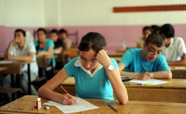 4. Zorunluluk Dilini Kullanma (Şartlara uygun olarak esnek davranmak yerine kendine yerine getirilmesi zor koşullar koyma) -Sınavı kazanmak için aralıksız çalışmalıyım. -Sınavda görevli öğretmenler sessiz ayakkabı giymeli, yoksa soruları anlayamam.