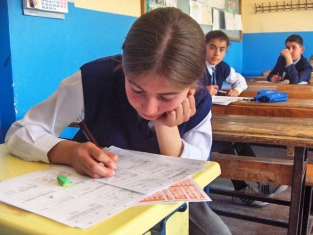 Bunu yaparken "kesinlikle yapılması gerekenlere" öncelik vermek, sonra "yapılması gerekenlerle" devam etmek ve en son "yapılsa iyi olur"ları tamamlamak doğru bir öncelik sırlaması olur. Sınava kalan son haftayı verimli bir şekilde geçirebilmek için her dersten tekrar edilecek konular tespit edilip, pekiştirilmesi gereken konulara öncelik verilmesi iyi olur.