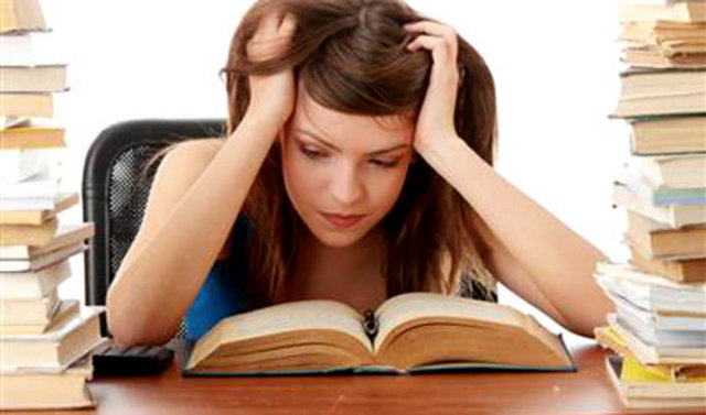 Olumsuz düşüncelerinize karşı dengeli düşünme yöntemini kullanın: -  - 1. Bu düşünceni destekleyecek bir bulgu var mı? 2. Bu düşünceni geçersiz kılacak bir bulgu var mı? 3. Eğer en iyi arkadaşın/öğretmenin/böyle düşündüğünü bilselerdi seninle aynı görüşte olurlar mıydı? 4. Eğer en iyi arkadaşın kendisi ile ilgili böyle düşünseydi sen ona ne söylerdin?