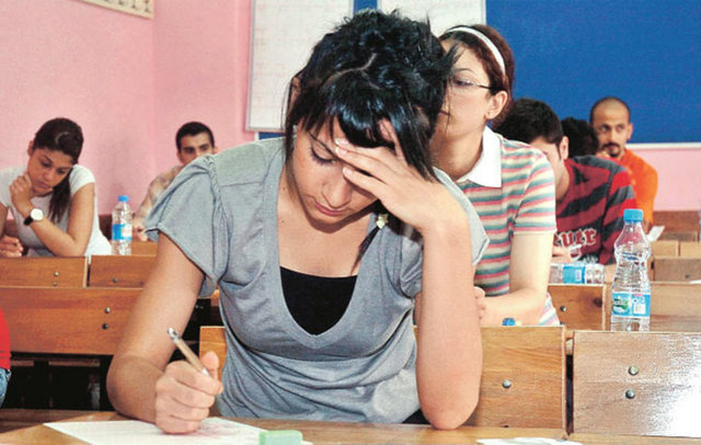 Ailelerin çocuklarını teşvik etmek, motive etmek hırslandırmak amacıyla kullandığı yöntemler çoğunlukla sınav kaygısının kaynağını oluşturabilir. Örneğin "Çalış bak başarısız olacaksın sınavda, sen dinleme beni sonra çok pişman olursun!" vb. ifadeler kaygıya neden olur. Hatta bazı durumlarda anne babanın kaygısı o kadar yoğun olabiliyor ki çocuk bu kaygının yarattığı baskı nedeniyle kendisi sınavı hiç umursamıyormuş gibi görünmeyi tercih ediyor. Sınava bu kadar çok anlam yükleyen ailesine karşı tepki gösteriyor. "Dünyanın sonu değil biraz rahat olun!" diyerek anne babasını sakinleştirmeye çalışıyor. Çocuğun adına endişelenmek, onun kaygısını anne baba olarak üzerine almak çocuğun başarma isteğine engel olur.