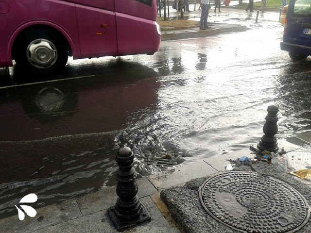 Bölgede sağanak yağmur aralıklarla devam ediyor.