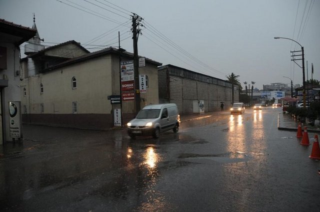 Balıkesir'in Edremit ilçesinde de etkisini sürdüren yağmur, Cumhuriyet Mahallesi Gençlik Caddesi, Cennet Ayağı Öğretmenevi çevresi, Yeşil Camii ve Güvenevler mevkilerinde bazı ev ve iş yerlerinde su baskınlarına neden oldu.