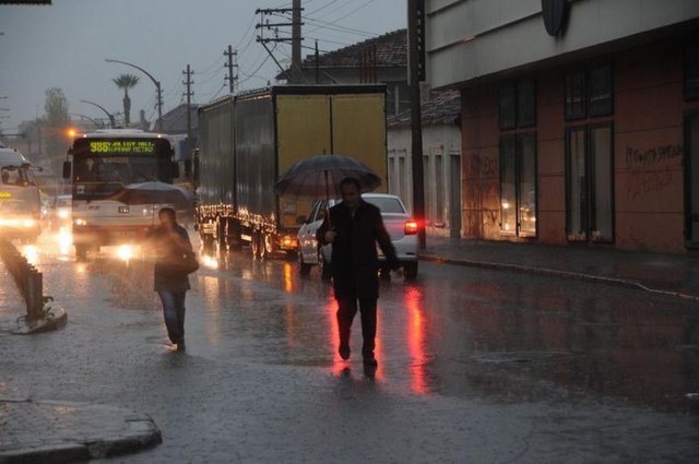 İstanbul'da gece saatlerinde başlayan yağmur ve fırtına ile esen rüzgar etkili oldu.
