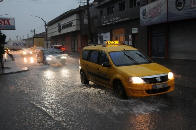 Alsancak Gar Kavşağı ve Cumhuriyet Bulvarı başta olmak üzere önemli geçiş noktalarında su birikintilerine yol açan sağanak, sabahın ilk saatlerinden itibaren araçların geçişini güçleştirdi.