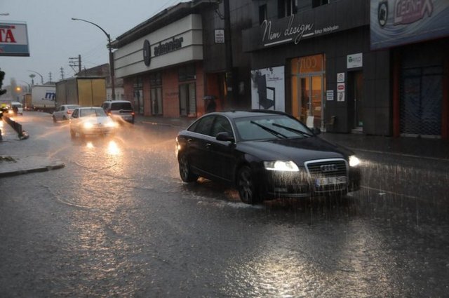 Meteoroloji 2. Bölge Müdürlüğünden alınan bilgiye göre, İzmir kent merkezinde 06.00 sıralarında başlayan sağanakta, yaklaşık 1,5 saatte metrekareye 16,4 kilogram yağış düştü.