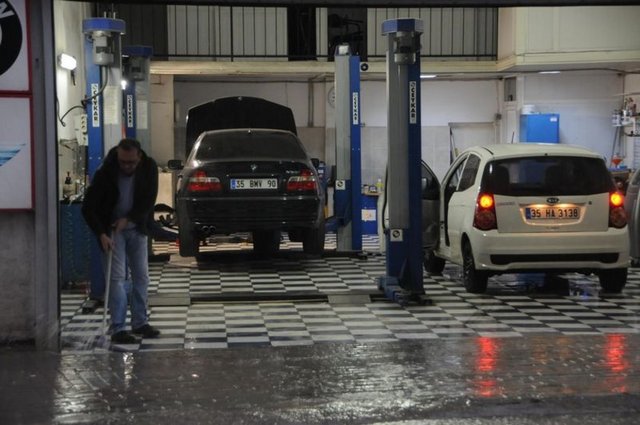 İzmir Su ve Kanalizasyon İdaresi (İZSU) ekipleri, yağışla su baskını açısından riskli bölgelerde, kontrol yaparak önlem aldı.