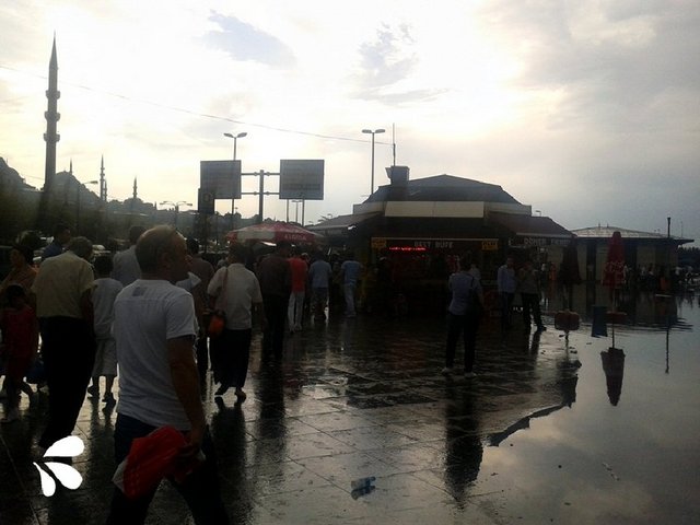 diğer yerlerde önemli bir değişiklik olmayacak. Rüzgar, genellikle güney yönlerden hafif, ara sıra orta kuvvette, Marmara, Batı Akdeniz ve Kıyı Ege'de yer yer kuvvetli olarak esecek.