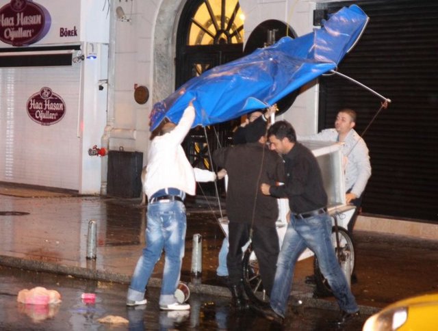 Rüzgar, Taksim'de bir seyyar satıcının arabasını devirdi.