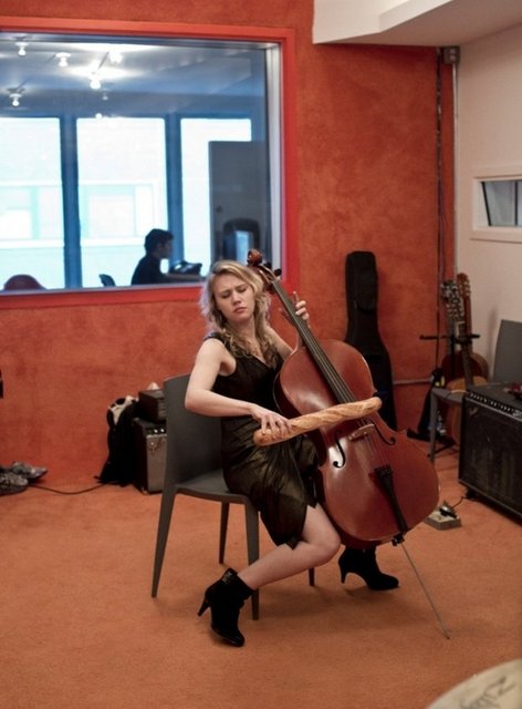 Baguetting Nesnelerin yerini baget ekmekle değiştirip - fotoğraf çekmeye internette 'baguetting' deniliyor.