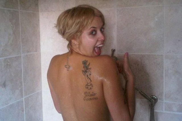 Scarlett Johannson, Rihanna, Jessica Alba, Kanye West gibi ünlülerin Twitter üzerinden çıplak fotoğraf paylaşmaya iten biyolojik nedenleri bilim ve teknoloji dergisi Wired masaya yatırdı.