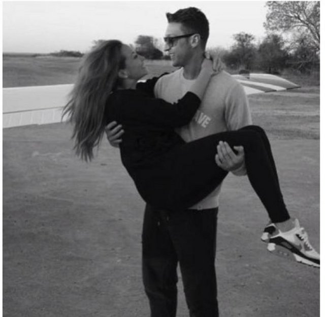 Ev yaşamıyla ilgili konuşan Mandy, "Yemek pişirmeyi beceremiyorum fakat Mesut güzel yemek yapıyor" dedi.