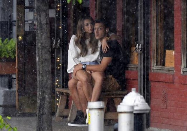 24 yaşındaki şarkıcı Instragram sayfasında birlikte çekildikleri fotoğrafa "Bay Ozisto ve Bayan Ozisto" yazmasının ardından gizlice nişanlandıkları haberleriyle ilgili ise "Ne nişanlandık ne de evlendik fakat biz bir takımımız. Ozisto hayranlarımızın aklına gelen takımımızın ismi" dedi.  -  -  -  -  -