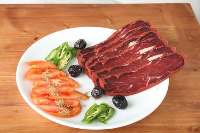 Yani her yüz kişiden 5'i bağırsak kanserine yakalanmaktadır. Şayet günde 50 gram işlenmiş et ürünü tüketilirse; risk yüzde 21 artarak, 5 kişi yerine 6 kişi bağırsak kanseri olacaktır.