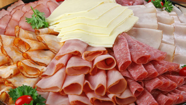 Gültekin, izin verilen miktarlarda tüketildiğinde bile bazılarının kanser oluşturma riskini artırdığını belirtti.