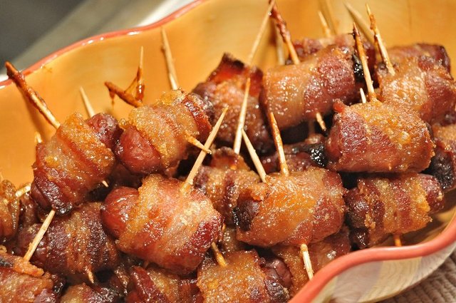 İşlenmiş et ürünlerinde antibakteriyel ve renk tutucu olarak sodyum ile potasyum nitrit kullanılır.