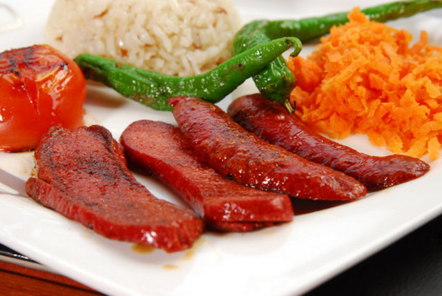 Ebeveynler ürün seçerken ürünlerin etiketine bakıp, 'bu uygun değil, diğeri daha uygun' derse, çocuklar da anne ve babalarının kendilerine yaptığı kısıtlamaları görüp, bu konudaki hassasiyetlerine daha çok uyacaktır.