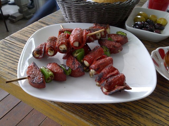 Çocuğunuza doğal pekmez verin, yemeyecektir. Çünkü çikolataya alıştıklarından, o tat daha güzel gelir. Bu konuda çocuklarımıza rol model olmalıyız.