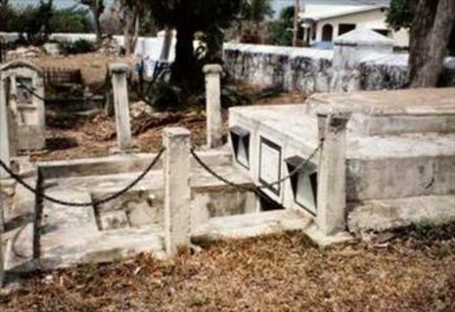 Giriş kapısından başka hiçbir yeraltı dehlizi yoktu.