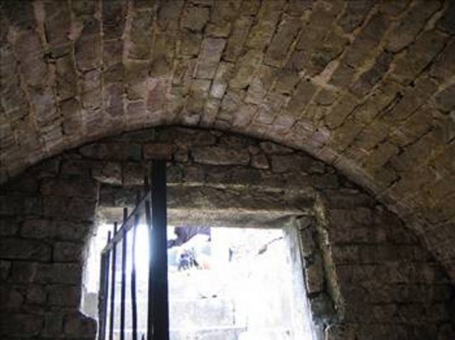 8 yıl sonra bir çocuk daha öldü ve mezarlığa getirildi. Bu süre içinde menteşeler paslanmıştı.